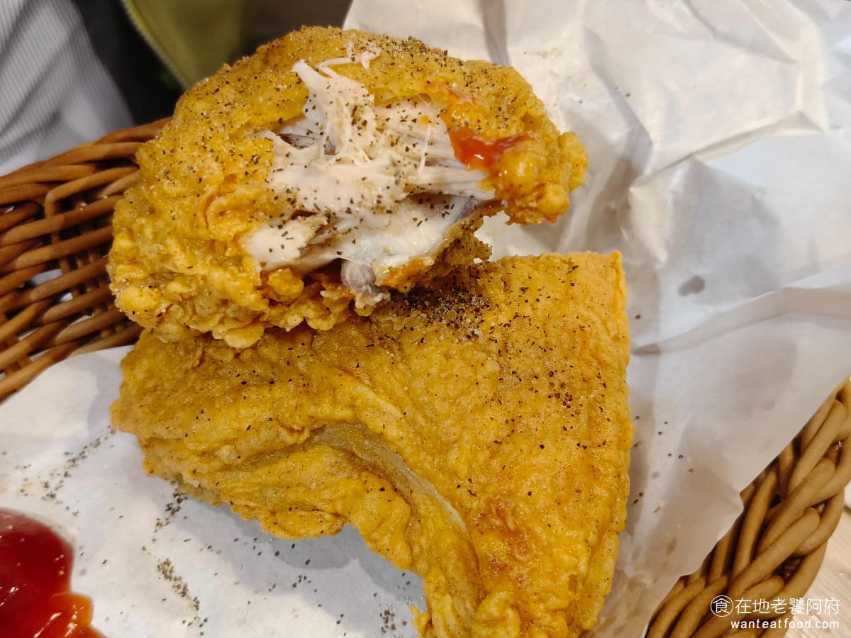 小勇士德州炸雞Golden Fried Chicken Chicken菜單 Chicken推薦 店家另一個特色，是附贈的黑胡椒粉，撒在炸雞上提味效果明顯，不少回頭客表示，是加分的關鍵。此外，也有集點卡制度，消費套餐可累積點數，交換炸雞主動索取才有，點餐時記得問一下。 @在地老饕阿府