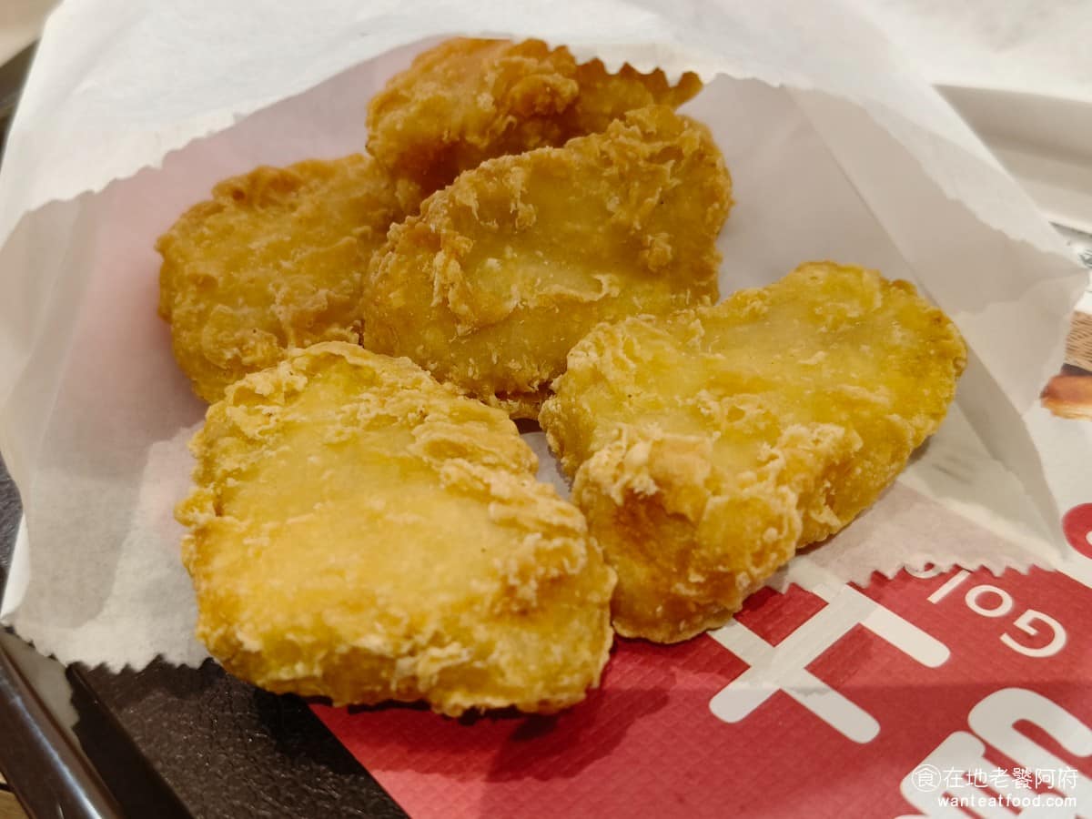 小勇士德州炸雞Golden Fried Chicken Chicken菜單 Chicken推薦 炸雞塊 口感軟嫩帶有一點雞汁，不會乾柴，是好吃的雞塊，喜歡雞塊類的人，可以點來試試。 @在地老饕阿府