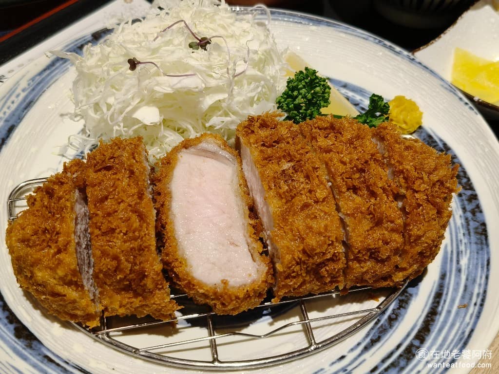 富士豬排 とんかつ富士熟成豬排小巨蛋店 とんかつ富士熟成豬排小巨蛋店菜單 厚切富士豬排套餐 這是店內的另一個招牌,用的是熟成里肌肉,豬排的厚度也一樣很誇張。 @在地老饕阿府