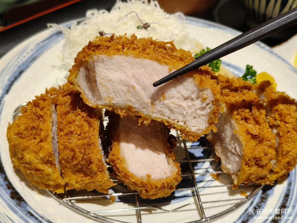 富士豬排 とんかつ富士熟成豬排小巨蛋店 とんかつ富士熟成豬排小巨蛋店菜單 里肌肉通常會比腰內肉更硬一點,所以一開始看到這樣的紋理,會有一點怕怕的,看起來就超級硬。但吃了一口後,超級震驚,怎麼可能也這麼軟,這種厚度和這種紋路,如果是一般的炸豬排,絕對是咬不動的,太神奇了。 @在地老饕阿府
