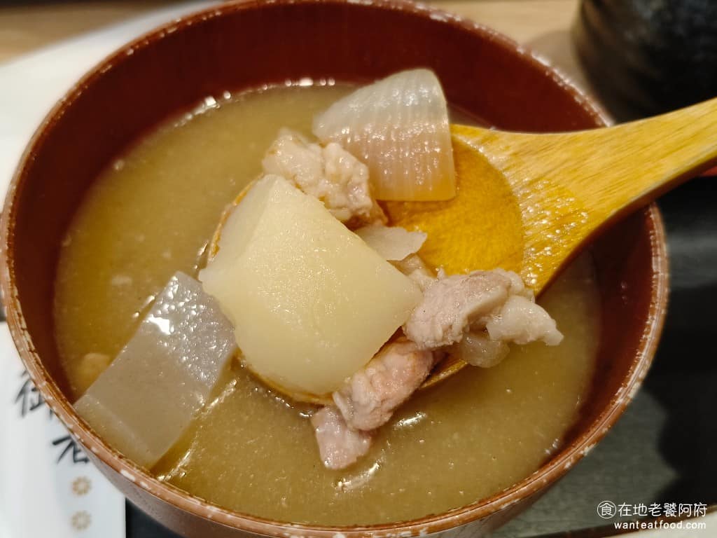 富士豬排 とんかつ富士熟成豬排小巨蛋店 とんかつ富士熟成豬排小巨蛋店菜單 豬肉味噌湯 味噌湯裡面給的料超級多,有豬肉、馬鈴薯、紅蘿蔔和蒟蒻,小巨蛋店給的料,感覺比南山店還要多,味噌湯的鹹度適中,帶一點甜味。而且這一碗料多豐富的味噌湯,既然可以續加,真的超級棒! @在地老饕阿府