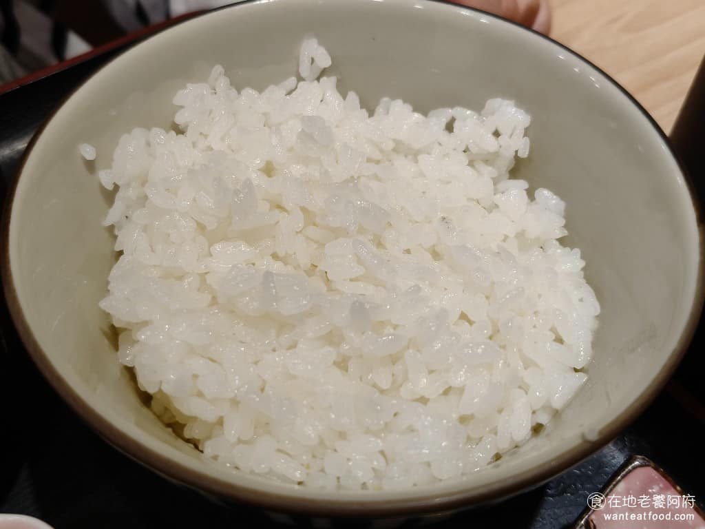 富士豬排 とんかつ富士熟成豬排小巨蛋店 とんかつ富士熟成豬排小巨蛋店菜單 白飯 這間店的白飯也非常講究,白飯用的是源自日本越光米栽培技術,栽種出來的「台灣越光米」,吃起來口感超軟嫩,而且濕潤,完全勝過一般日式料理店提供的白飯,因為太好吃了,我們每個人都吃了兩碗。 @在地老饕阿府