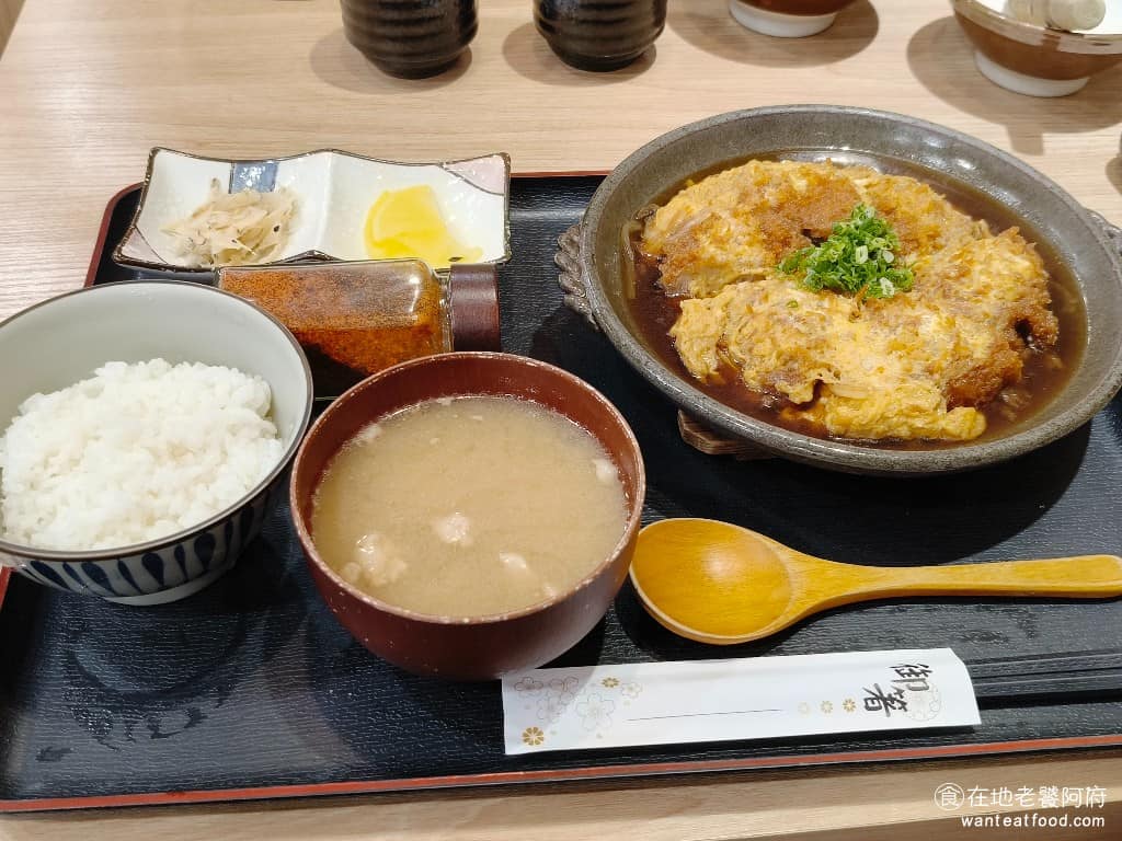 富士豬排 とんかつ富士熟成豬排小巨蛋店 とんかつ富士熟成豬排小巨蛋店菜單 腰內肉豬排煮套餐 腰內豬排口感非常軟,搭配濕潤的滑蛋,以及鹹甜醬汁煮過的鮮甜洋蔥,整體吃起來很順口。 @在地老饕阿府