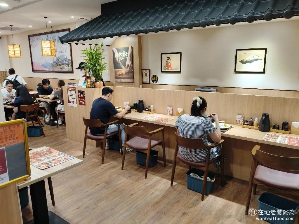 富士豬排 とんかつ富士熟成豬排小巨蛋店 とんかつ富士熟成豬排小巨蛋店菜單 《富士豬排》的裝潢走簡約日式木質調,整個空間明亮寬敞,牆上掛了幾幅畫,櫃台前的吧台上方,還有日式屋簷,非常有日本小店的感覺。 @在地老饕阿府