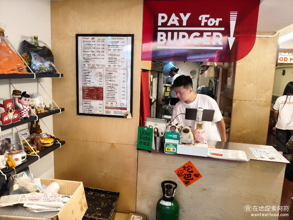 Three Pugs 三巴漢堡 by 巴巴餐車 巴巴餐車菜單 巴巴餐車價格 大安區美食 大安美食 《Three Pugs 三巴漢堡》,在東區也是小有名氣,網路上很多人評論,是東區最好吃的漢堡。許多人評論說,他們家的漢堡肉排,肉質非常軟嫩,而且非常有肉汁,吃起來非常的 Juicy,入口即化,非常的厲害。 @在地老饕阿府