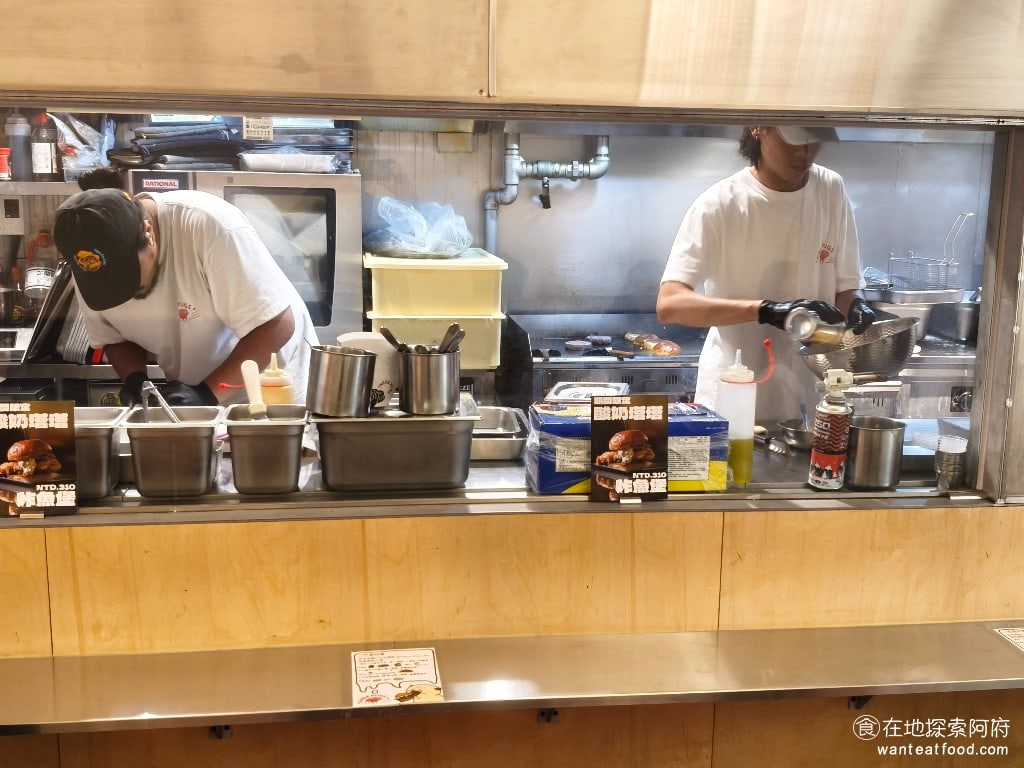 Three Pugs 三巴漢堡 by 巴巴餐車 巴巴餐車菜單 巴巴餐車價格 大安區美食 大安美食 透過玻璃可以看到師傅製作漢堡的過程,《Three Pugs 三巴漢堡》標榜的特色是,堅持手工製作,從漢堡排到各種醬料,全部都是老闆自己做的。因為每一樣餐點都是現點、現做,所以等待的時間就會比較長。我們大概等了快 10 分鐘左右。 @在地老饕阿府