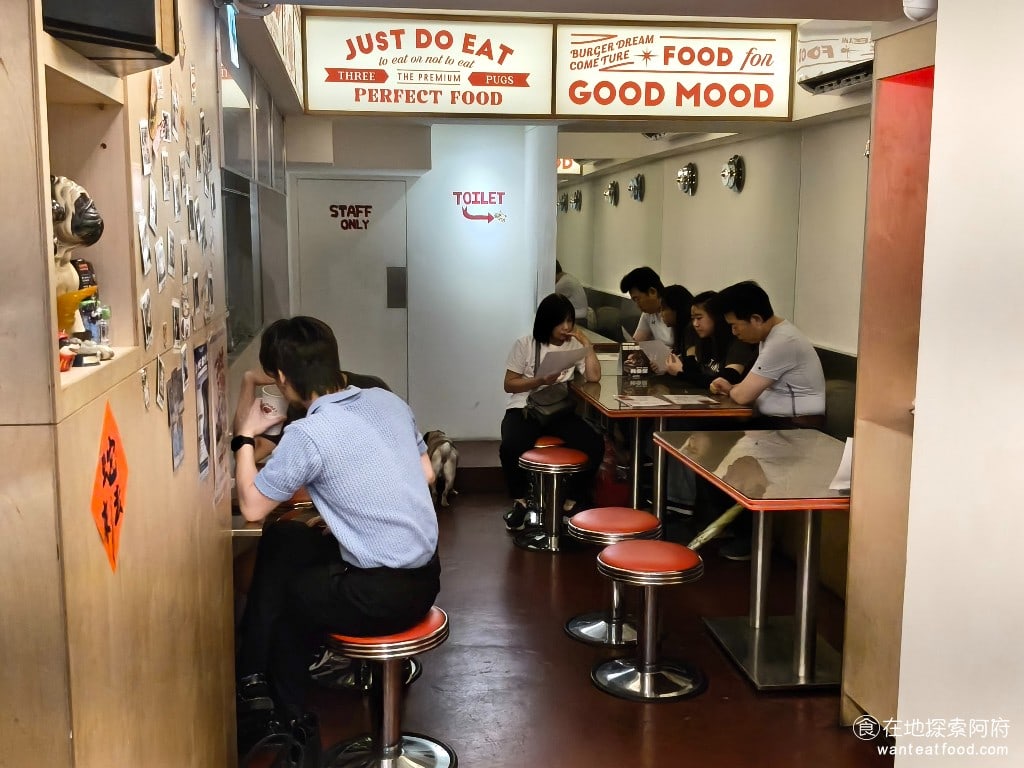 Three Pugs 三巴漢堡 by 巴巴餐車 巴巴餐車菜單 巴巴餐車價格 大安區美食 大安美食 店內的裝潢是復古的美式風格,店內空間不大,設計得很有餐車內部空間的感覺。 @在地老饕阿府