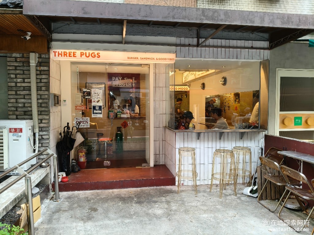 Three Pugs 三巴漢堡 by 巴巴餐車 巴巴餐車菜單 巴巴餐車價格 大安區美食 大安美食 說到台北東區的美式漢堡,就絕對不能錯過《Three Pugs 三巴漢堡》,店名的三巴,其實指的就是三隻巴哥犬的意思。《Three Pugs 三巴漢堡》最大的特色,就是有一隻超可愛的店狗,名字叫做巴巴,巴哥 burger,這有諧音,超有趣! @在地老饕阿府