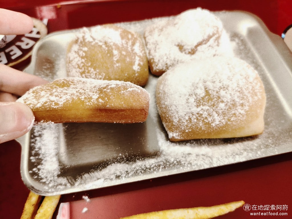 Three Pugs 三巴漢堡 by 巴巴餐車 巴巴餐車菜單 巴巴餐車價格 大安區美食 大安美食 這個甜甜圈吃起來的口感,有點像台式的甜點炸雙胞胎,甜甜圈的外皮,個人覺得炸得有一點硬,搭配裡面的麵包,吃起來有一點乾。 @在地老饕阿府