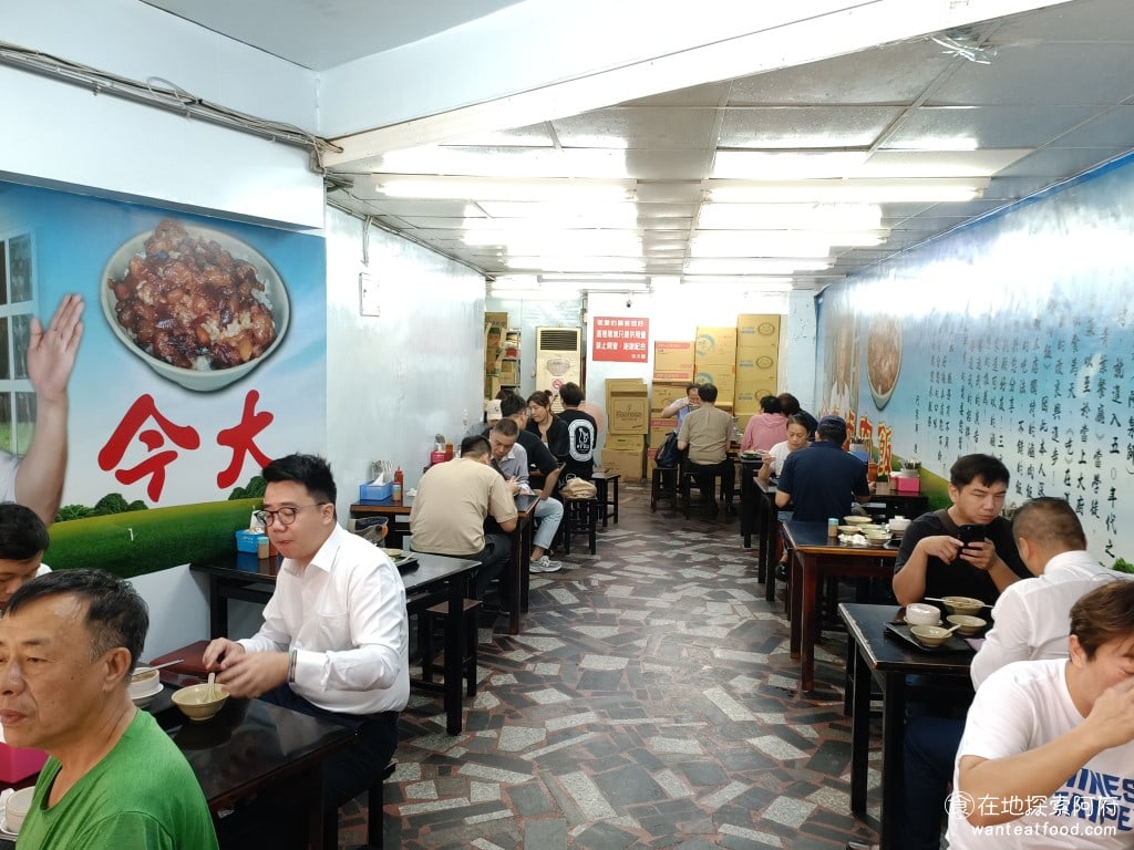 今大魯肉飯 今大滷肉飯 三重美食 菜寮美食 台式料理 白菜 吳郭魚 苦瓜排骨湯 香菇排骨湯 今大魯肉飯的內用座位很多,分成兩大區域,旁邊還有一間也是座位區,牆上貼著店家的品牌故事跟媒體報導,還有創辦人阿泉師的照片。進入店內後,由於空間中瀰漫濃重的豬油味,而且踩在地板上時會感受到黏黏的觸感,所以用餐環境感覺沒有特別理想。 @在地老饕阿府