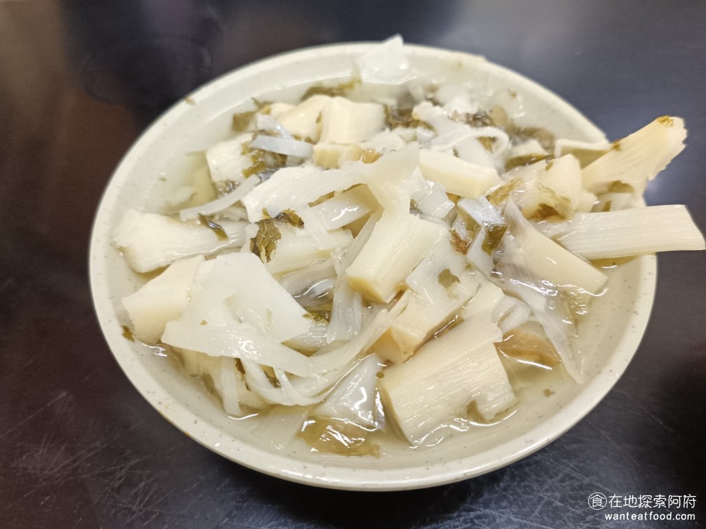 今大魯肉飯 今大滷肉飯 三重美食 菜寮美食 台式料理 白菜 吳郭魚 苦瓜排骨湯 香菇排骨湯 魯筍絲 價格 35 元,不貴、份量也很多,味道很清爽,不會很酸,但吃起來還是偏油膩 @在地老饕阿府