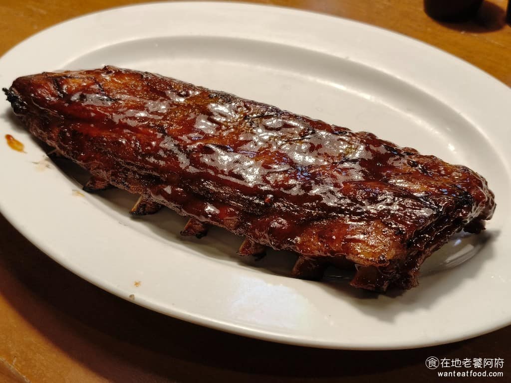 Texas Roadhouse 德州鮮切牛排民生店 德州鮮切牛排民生店菜單 半份豬肋排 上桌後服務生會告訴你要先從哪一側開始吃,因為兩端的肉質不太一樣,靠近中段那側比較軟嫩,肉很容易脫骨,刀子輕輕一切,肉就散開來了,另一端瘦肉比例較高。 @在地老饕阿府