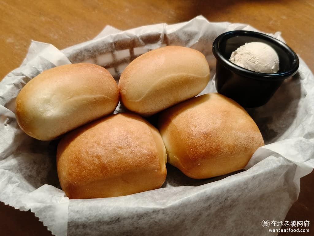 Texas Roadhouse 德州鮮切牛排民生店 德州鮮切牛排民生店菜單 餐前的麵包 麵包則是現烤後,直接上桌熱騰騰的外皮軟Q,帶著自然的甜味,搭配隨附的肉桂甜奶油醬,味道簡單卻很吸引人,是很多回訪客專程再來的原因。花生和麵包都可以續點。 @在地老饕阿府