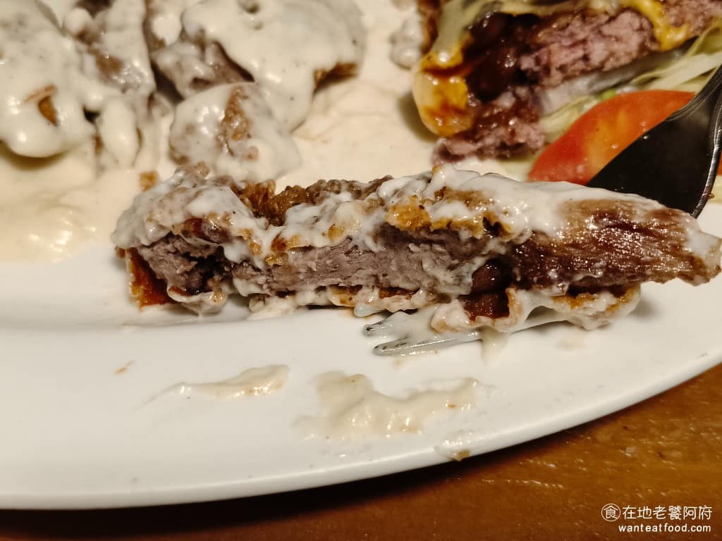 Texas Roadhouse 德州鮮切牛排民生店 德州鮮切牛排民生店菜單 不過炸過的牛肉,肉質會比一般燒烤牛排硬一些,如果你來這裡,是為了追求軟嫩的牛肉口感,就不推薦這道,但想嚐鮮的話,是可以試試。 @在地老饕阿府