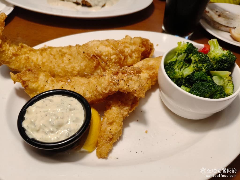 Texas Roadhouse 德州鮮切牛排民生店 德州鮮切牛排民生店菜單 炸魚薯條 魚塊切得很大塊,外皮炸得酥脆,裡面的魚肉非常軟嫩,搭配塔塔醬,鹹淡適中,整體吃起來很舒服。 @在地老饕阿府