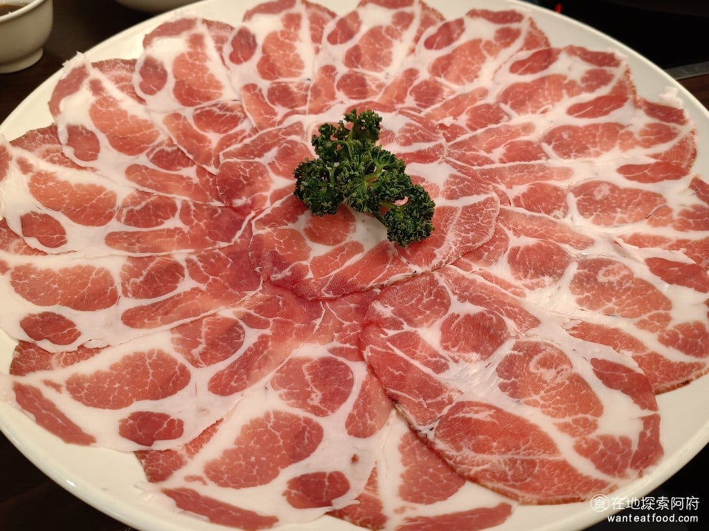 鼎王麻辣鍋(台北忠孝店) 鼎王麻辣鍋(台北忠孝店)菜單 鼎王麻辣鍋(台北忠孝店)價格 伊比利豬嫩肩 898 元 比起牛小排,這一盤伊比利豬,我覺得更好吃,伊比利豬的肉質絕對沒話說,即使煮得比較久,吃起來也是軟嫩的。豬肉吃起來也不肥,帶有一點筋非常有嚼勁,能夠領得到肉本身的鮮甜。 @在地老饕阿府