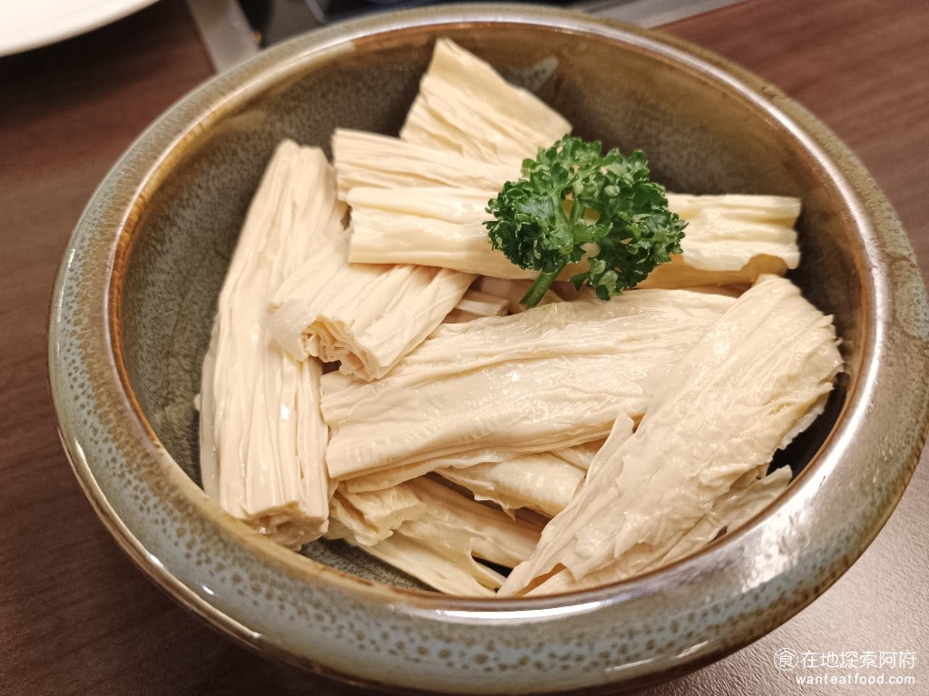 鼎王麻辣鍋(台北忠孝店) 鼎王麻辣鍋(台北忠孝店)菜單 鼎王麻辣鍋(台北忠孝店)價格 腐竹 100 元 這個腐竹個人是不太推薦,因為即使煮了很久,但吃起來還是非常的硬,建議選擇一般的豆皮就好。 @在地老饕阿府