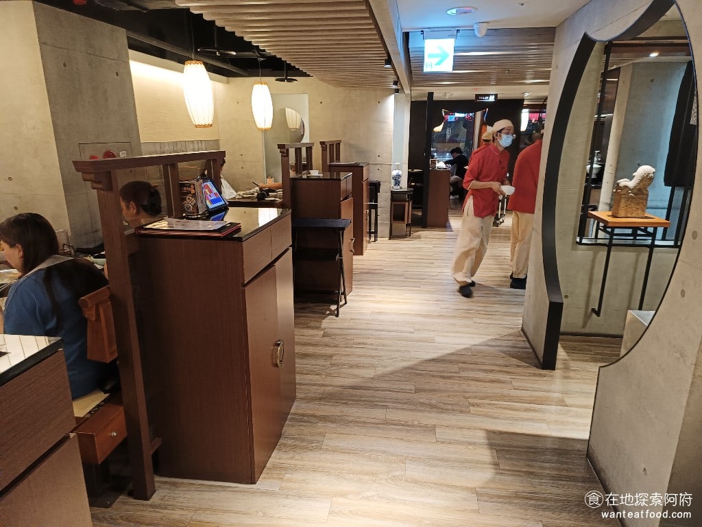 鼎王麻辣鍋(台北忠孝店) 鼎王麻辣鍋(台北忠孝店)菜單 鼎王麻辣鍋(台北忠孝店)價格 很多顧客吃完鼎王麻辣鍋後,都會將鍋裡的酸菜和鴨血豆腐加滿,並且要求打包回家,隔天再去吃,這樣真的物超所值。 @在地老饕阿府