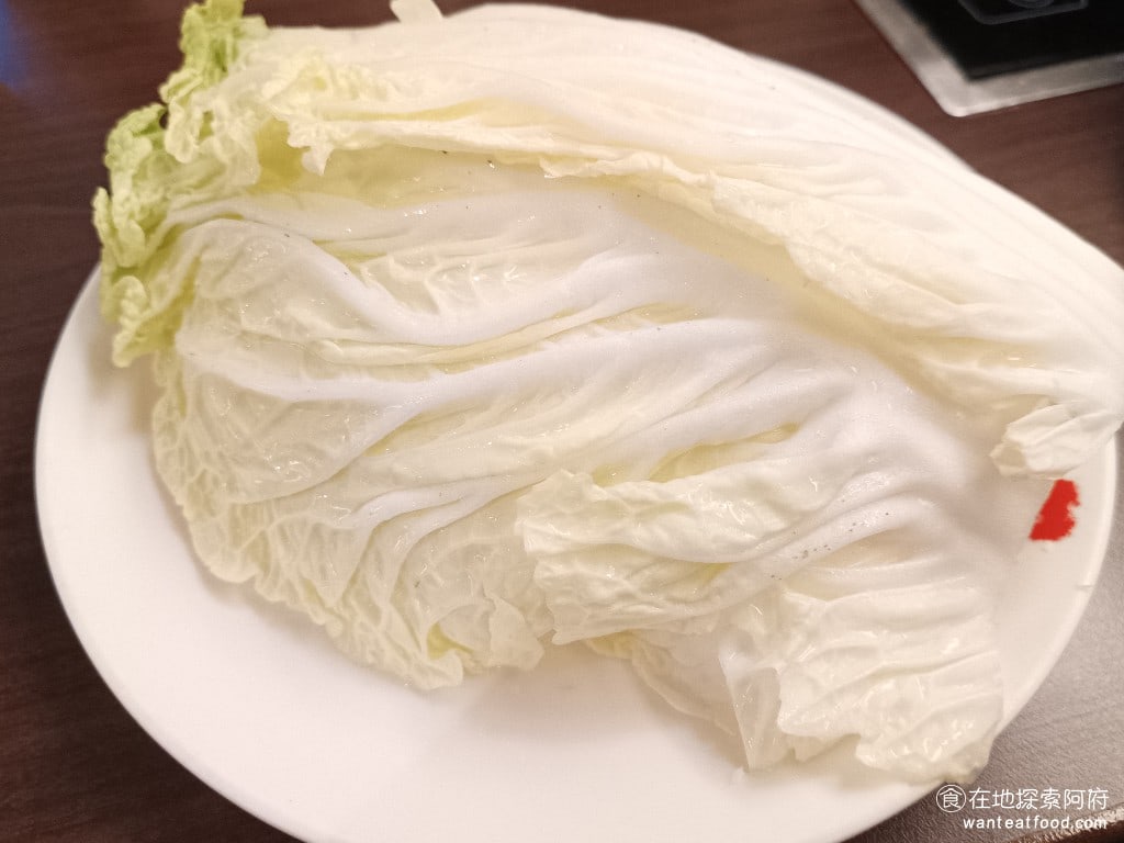 鼎王麻辣鍋(台北忠孝店) 鼎王麻辣鍋(台北忠孝店)菜單 鼎王麻辣鍋(台北忠孝店)價格 大白菜 108 元 如果擔心只吃酸菜會太酸的話,可以再叫一盤大白菜做搭配。 @在地老饕阿府