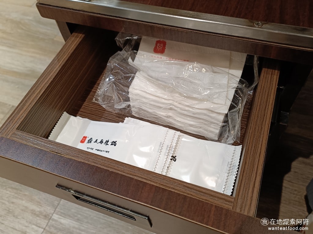 鼎王麻辣鍋(台北忠孝店) 鼎王麻辣鍋(台北忠孝店)菜單 鼎王麻辣鍋(台北忠孝店)價格 在抽屜裡有衛生紙和濕紙巾。 @在地老饕阿府