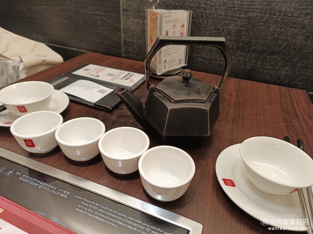 鼎王麻辣鍋(台北忠孝店) 鼎王麻辣鍋(台北忠孝店)菜單 鼎王麻辣鍋(台北忠孝店)價格 桌上有一個超級大的茶壺,裡面裝的是鼎王麻辣鍋特有的蜜桃風味茶。 @在地老饕阿府
