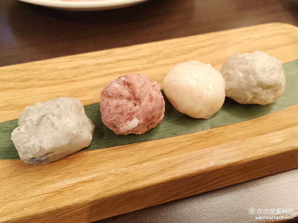 鼎王麻辣鍋(台北忠孝店) 鼎王麻辣鍋(台北忠孝店)菜單 鼎王麻辣鍋(台北忠孝店)價格 手工綜合丸四顆 170 元 綜合丸起來吃起來的感覺比較普通,而且有一些丸子即便煮了很久,但吃起來還是很硬。 @在地老饕阿府