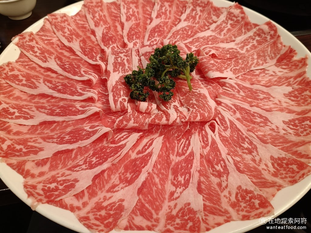 鼎王麻辣鍋(台北忠孝店) 鼎王麻辣鍋(台北忠孝店)菜單 鼎王麻辣鍋(台北忠孝店)價格 上選牛小排 1098 元 這一盤肉的份量非常大,剛上桌的時候,完全被嚇到了,原以為吃不完,但後來發現肉質非常軟嫩,在麻辣鍋中簡單涮幾下就能吃了,口感非常好,最後整盤也是吃個精光。 @在地老饕阿府