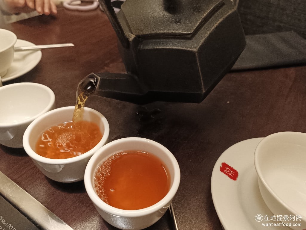 鼎王麻辣鍋(台北忠孝店) 鼎王麻辣鍋(台北忠孝店)菜單 鼎王麻辣鍋(台北忠孝店)價格 這個茶壺超級重,不管是鼎王麻辣鍋,還是另一個品牌的無老鍋,茶壺都是這麼重,可能是想呈現出茶具的高級感。 @在地老饕阿府