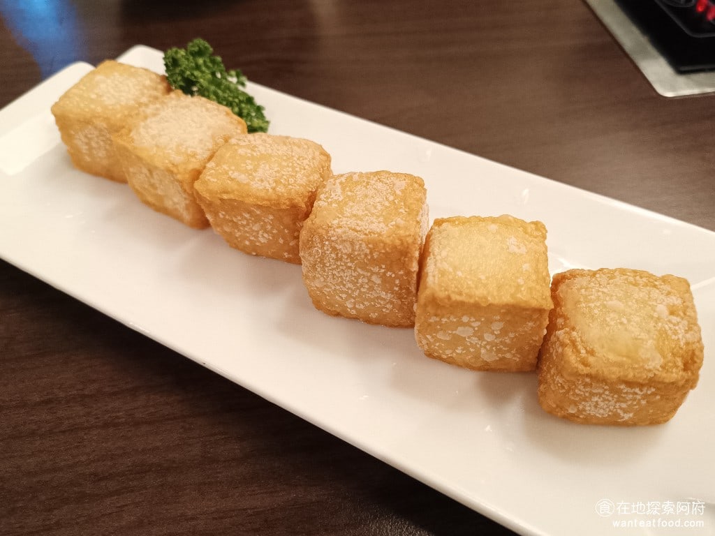鼎王麻辣鍋(台北忠孝店) 鼎王麻辣鍋(台北忠孝店)菜單 鼎王麻辣鍋(台北忠孝店)價格 黃金魚豆腐 130 元 由於這裡並沒有和無老鍋一樣提供冰淇淋豆腐,還有麵包豆腐,所以我們就點了魚豆腐。 @在地老饕阿府
