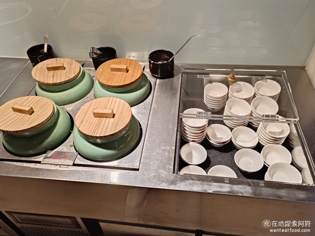 鼎王麻辣鍋(台北忠孝店) 鼎王麻辣鍋(台北忠孝店)菜單 鼎王麻辣鍋(台北忠孝店)價格 醬料區的醬料比較少,只有兩種,一個是麻辣沾醬,另一個是豆腐乳醬,還有蒜苗可以搭配。 @在地老饕阿府