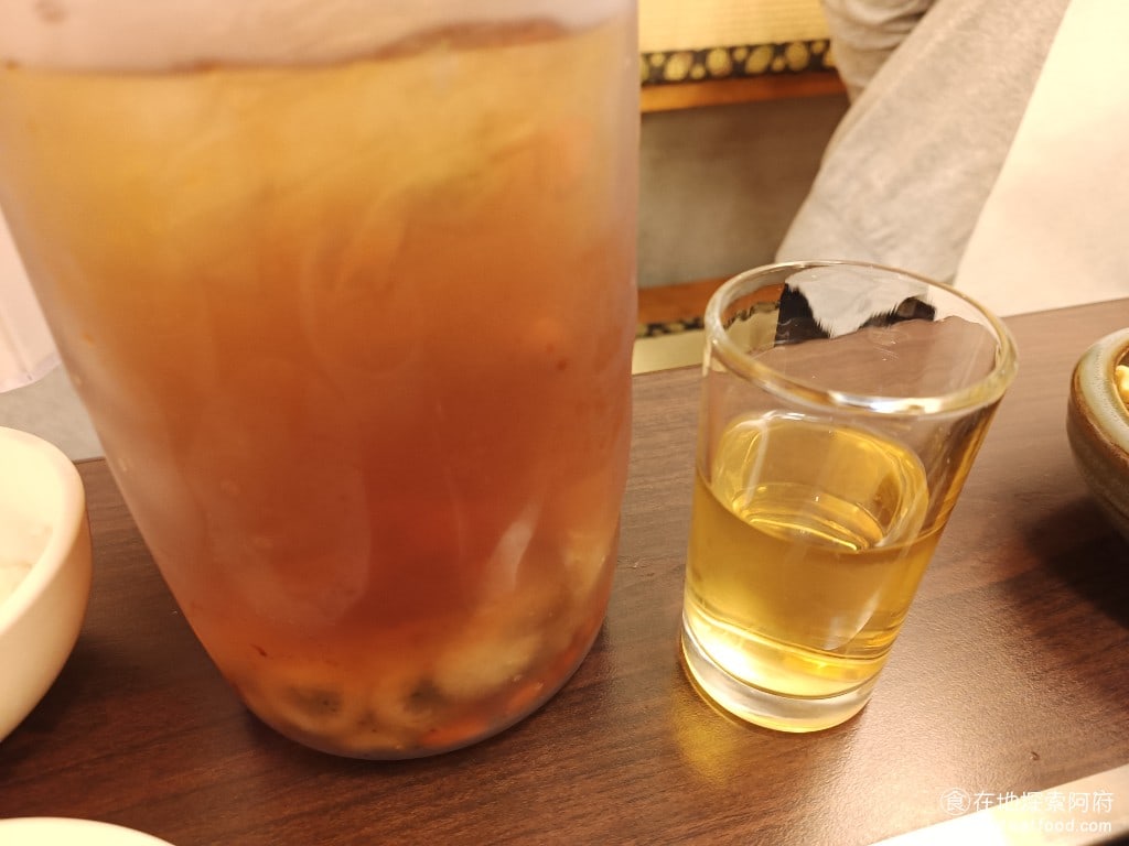 鼎王麻辣鍋(台北忠孝店) 鼎王麻辣鍋(台北忠孝店)菜單 鼎王麻辣鍋(台北忠孝店)價格 枸杞菊花露一壺 210 元 這個菊花茶味道超級棒,比店家提供的蜜桃風味茶還要好喝,枸杞的味道不會很重,喝起來有淡淡的菊花香和微微的甜味,喝起來非常的解膩。 @在地老饕阿府