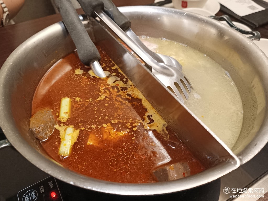 鼎王麻辣鍋(台北忠孝店) 鼎王麻辣鍋(台北忠孝店)菜單 鼎王麻辣鍋(台北忠孝店)價格 麻辣、酸菜鍋底 口味是小辣和小酸,是算人頭的,每一個人的價格是 150 元。如果點鴛鴦鍋的話,每一桌還會再加收 180 元。 @在地老饕阿府