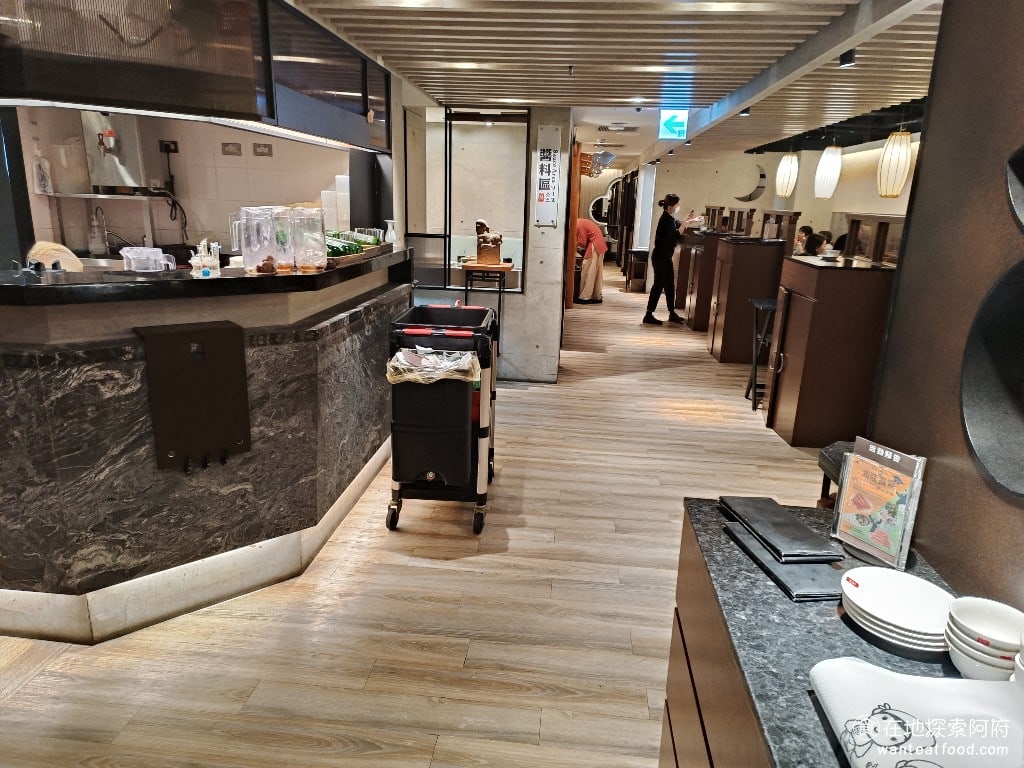 鼎王麻辣鍋(台北忠孝店) 鼎王麻辣鍋(台北忠孝店)菜單 鼎王麻辣鍋(台北忠孝店)價格 店內座位的安排也非常多,有兩人座、四人座的小桌,甚至有容納團體的大型包廂。包廂的隔音也做得非常好,在店內用餐完全不會覺得吵雜,即便是一大群朋友聚餐,這裡也是非常好的選擇。 @在地老饕阿府