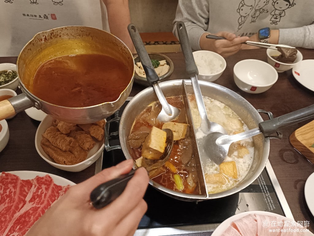 鼎王麻辣鍋(台北忠孝店) 鼎王麻辣鍋(台北忠孝店)菜單 鼎王麻辣鍋(台北忠孝店)價格 麻辣鍋的鴨血、臭豆腐,都是可以無限續加的,而酸菜鍋裡面的酸菜,也是可以無限續加的。 @在地老饕阿府