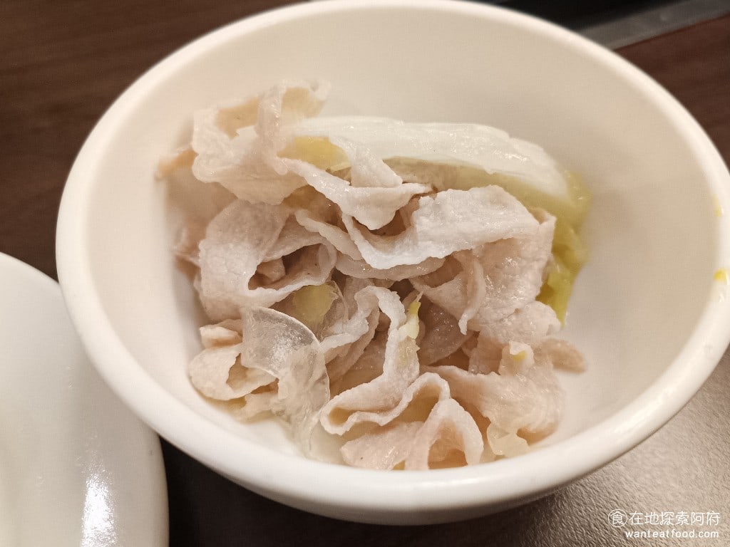 鼎王麻辣鍋(台北忠孝店) 鼎王麻辣鍋(台北忠孝店)菜單 鼎王麻辣鍋(台北忠孝店)價格 松阪豬吃起來非常新鮮,完全沒有使用黏合劑,所以松阪豬每一塊都是最自然的大小。只不過,松阪豬的口感,我個人覺得還是有點偏硬了。 @在地老饕阿府