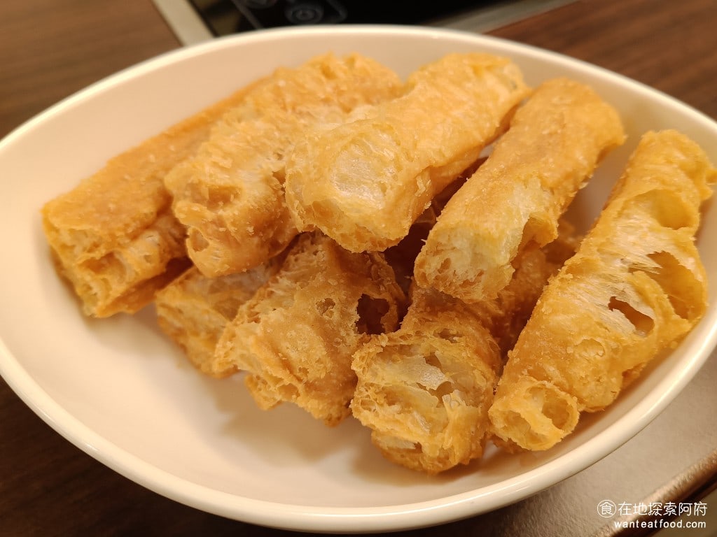 鼎王麻辣鍋(台北忠孝店) 鼎王麻辣鍋(台北忠孝店)菜單 鼎王麻辣鍋(台北忠孝店)價格 老油條 70 元 老油條是吃鼎王麻辣鍋必備的經典配料,鼎王的老油條吃起來完全不油,丟到麻辣鍋去煮後,吸飽了湯汁吃起來又脆又辣,口感非常棒。 @在地老饕阿府