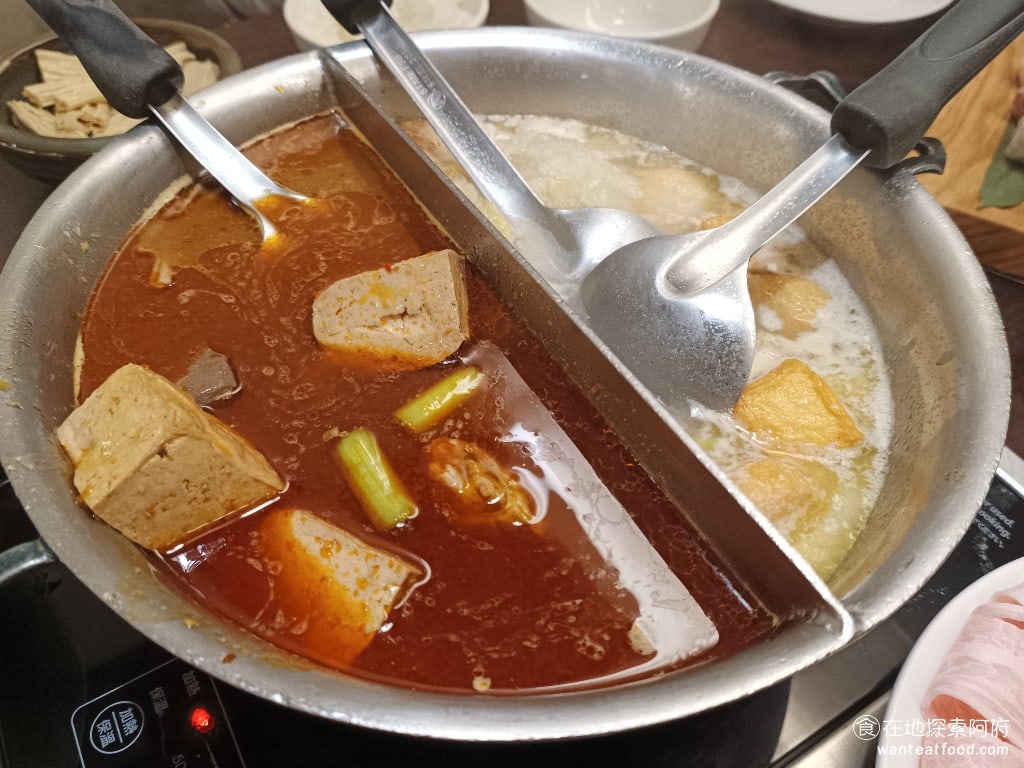 鼎王麻辣鍋(台北忠孝店) 鼎王麻辣鍋(台北忠孝店)菜單 鼎王麻辣鍋(台北忠孝店)價格 雖然《鼎王麻辣鍋》名稱叫做麻辣鍋,但如果你點小辣的話,老實說這樣的辣度,我覺得連小朋友都不覺得辣,味道還蠻淡的。而酸菜白肉鍋喝起來的味道也偏淡,也不酸。 @在地老饕阿府