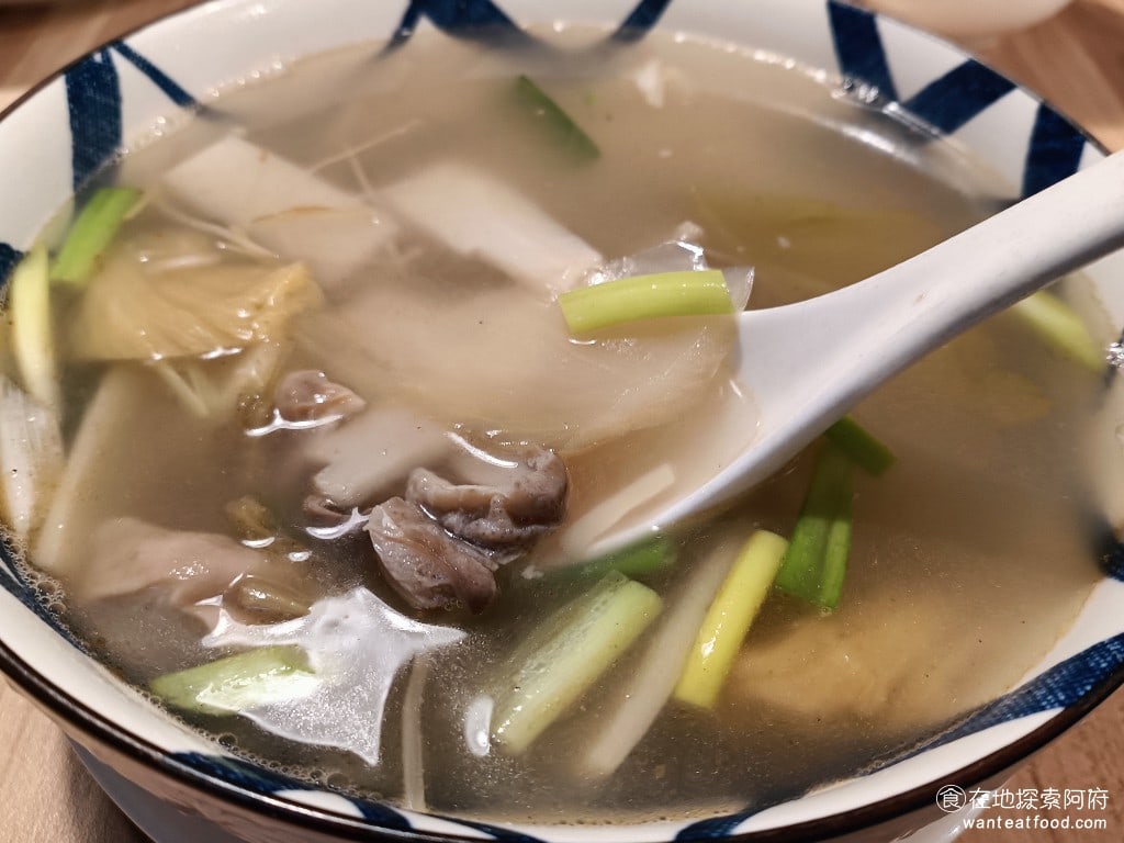 花娘小館南京店 花娘小館南京店菜單 花娘小館南京店價格 松山區美食 松山美食 中式料理 川菜 熱炒 裡面雖然有加肚肉片,但肉的味道沒有很重,裡面還加了不少的蔥,整碗湯喝起來是非常清爽的。 @在地老饕阿府