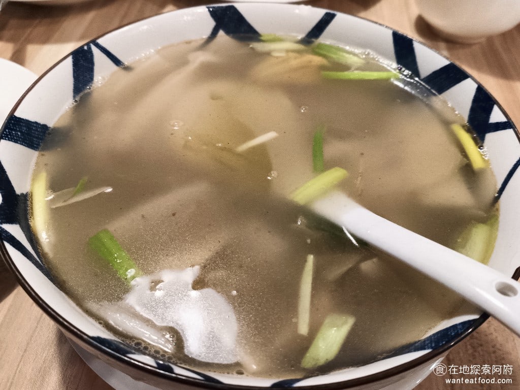 花娘小館南京店 花娘小館南京店菜單 花娘小館南京店價格 松山區美食 松山美食 中式料理 川菜 熱炒 酸菜肚片湯 這個湯是必點之一,我們每次來都喝,湯頭裡面加了非常多的酸菜,所以酸味很足,裡面也加了很多的竹筍,喝起來像是酸菜竹筍湯。 @在地老饕阿府