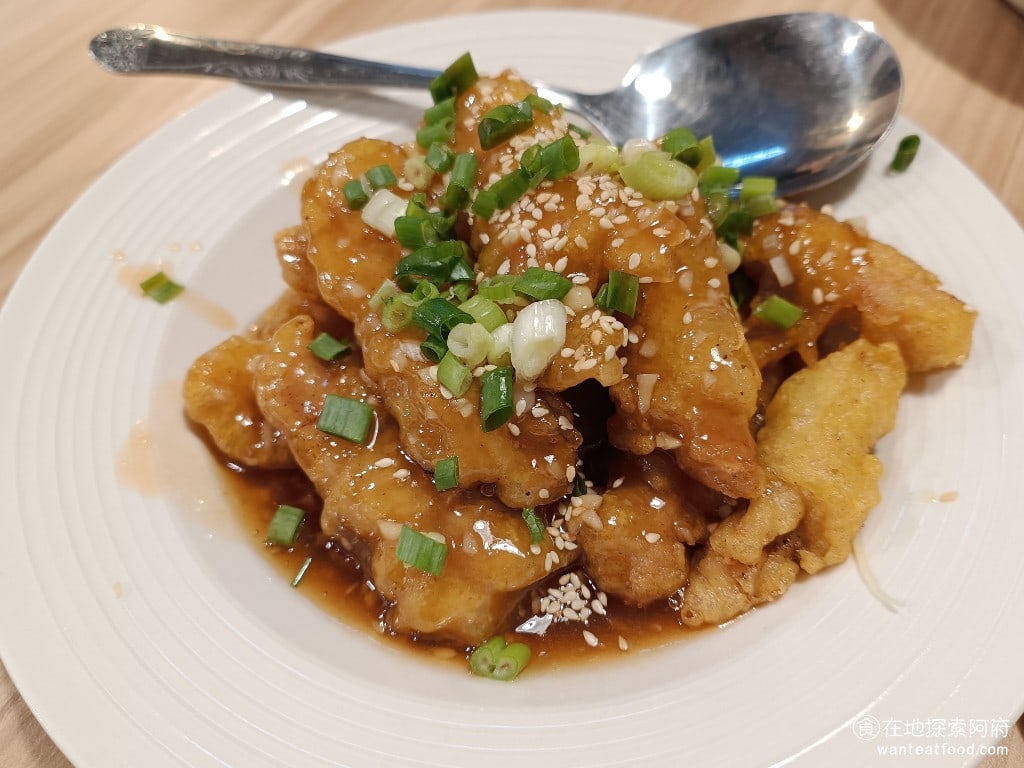花娘小館南京店 花娘小館南京店菜單 花娘小館南京店價格 松山區美食 松山美食 中式料理 川菜 熱炒 糖醋里肌 320 元 在所有的餐點中,我最愛的就是這一道糖醋里肌,它的糖醋醬醋加得非常多,吃起來非常嗆,外皮炸得非常酥脆,裡面的糖醋肉質也很軟嫩。很少吃到這麼嗆的糖醋醬,我超級喜歡! @在地老饕阿府