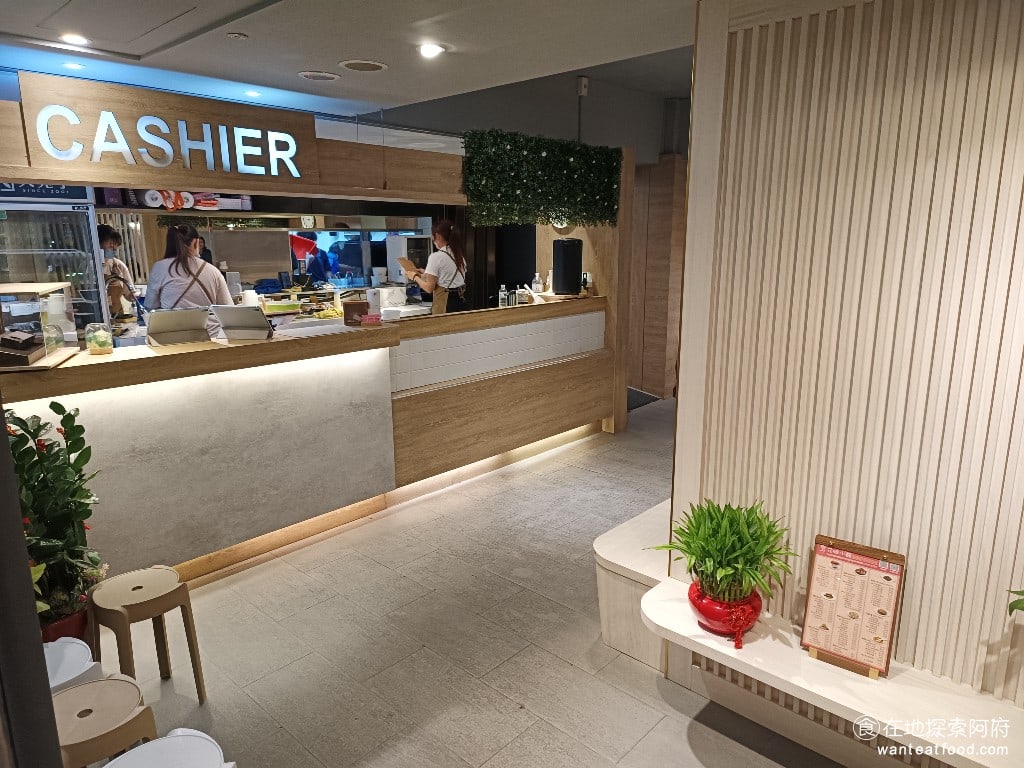 花娘小館南京店 花娘小館南京店菜單 花娘小館南京店價格 松山區美食 松山美食 中式料理 川菜 熱炒 自從被黃仁勳造訪過後,各大媒體、以及美食部落客、甚至網紅也紛紛過來打卡,所以《花娘小館南京店》也非常難訂位,要提前好幾個禮拜訂位才訂的到。 @在地老饕阿府
